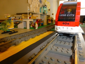 Januar-Projektwoche 2019: B.Y.O.LEGOs - Die einzelnen Quadrate waren ausnahmslos durch zwei getrennt steuerbare Eisenbahn-Netze verbunden. So wurde der Flughafen zum Beispiel verbunden mit dem...