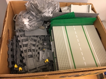 Januar-Projektwoche 2019: B.Y.O.LEGOs - \r\nLEGOs hatte es genug. Nicht ansatzweise wurden alle LEGOs verbaut. Und das, obwohl nur drei bis vier Schülerinnen und Schüler von der B.Y.O.LEGOs-Möglichkeit Gebrauch machten. Alle anderen verbauten die LEGOs, welche der Schule durch Herrn Schmid zur Verfügung gestellt worden sind. 