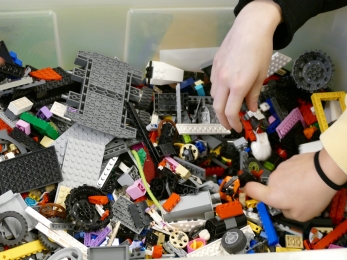 Januar-Projektwoche 2019: B.Y.O.LEGOs - Dann ging es an\s Teile heraussuchen, aus den grossen mit LEGOs gefüllten Kisten.