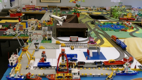 Januar-Projektwoche 2019: B.Y.O.LEGOs - Am Schluss wurden die \Bau-Schlupflöcher\ noch möglichst kaschiert. Die LEGO-Welt war fertig... wobei... die meisten hätten locker noch ein paar Tage weiterbauen können und wollen...